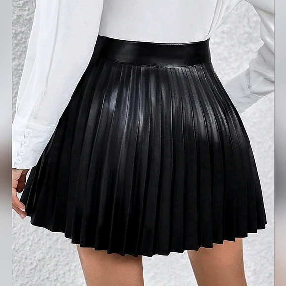 New Luxe Vegan Leather Pleated Short Skirt Black - Picture 5 of 7